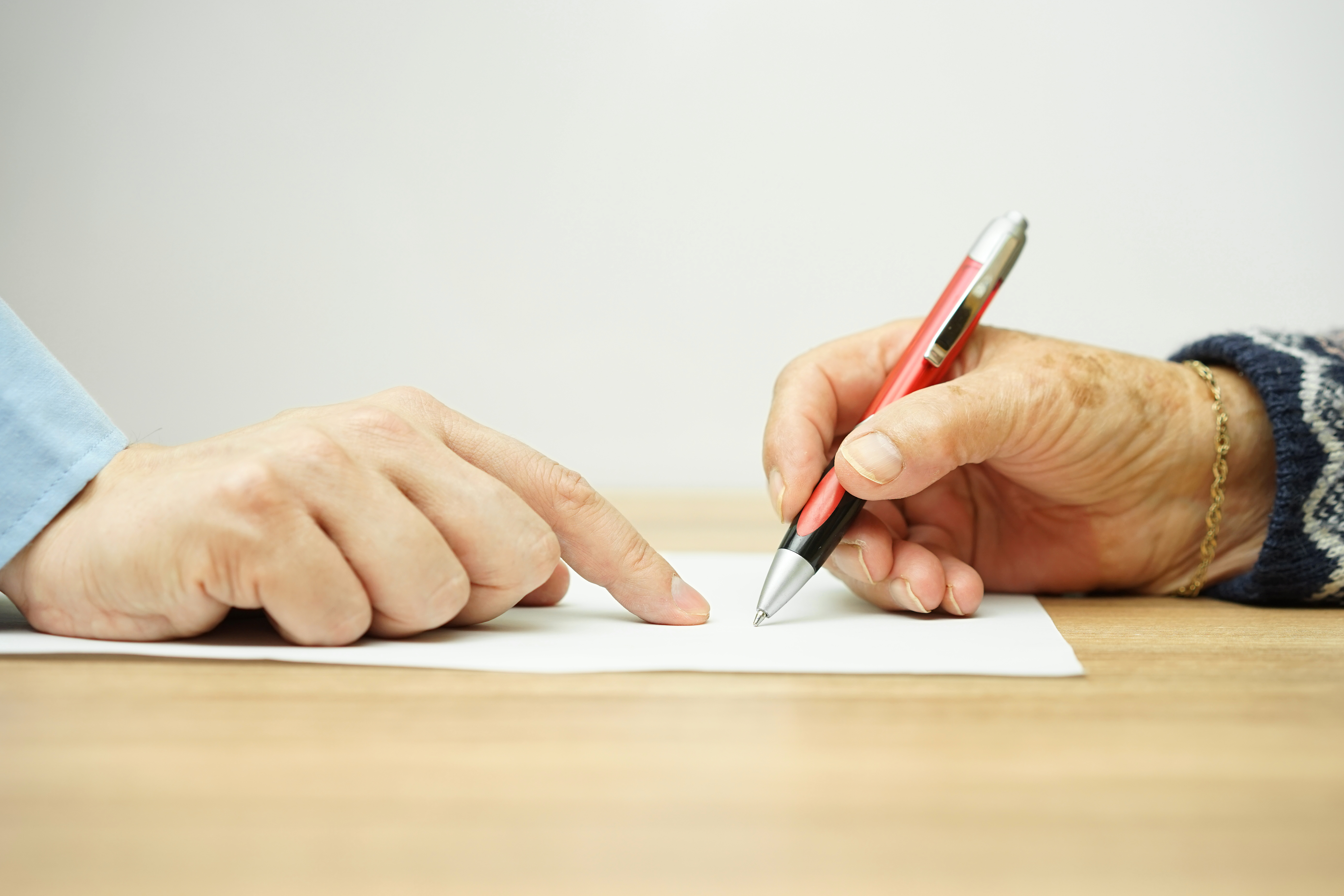 Контракты пенсионерам. Рука подписывает документ. Рука с ручкой. Человек подписывает бумаги. Бабушка подписывает документ.